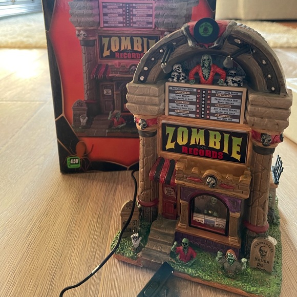 LEMAX SPOOKY TOWN: Zombie Records 🖤🧟‍♂️ Halloween Village/Miniature Building - Picture 9 of 11